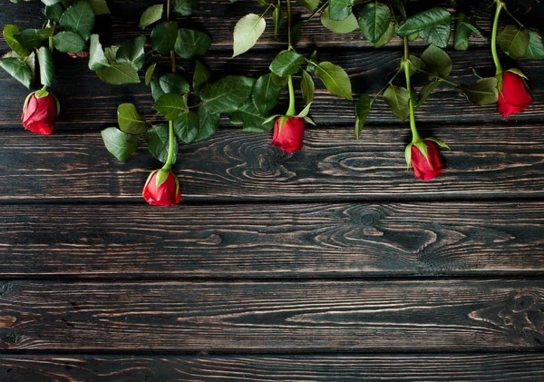 Кольорові свіжі троянди на дерев'яному столі . — стокове фото