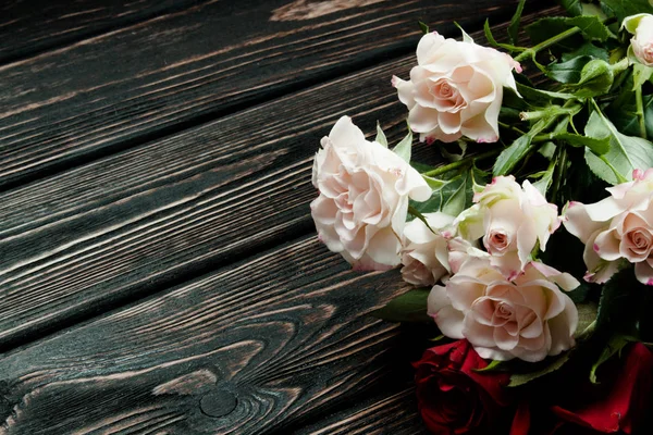 在木桌上的彩色新鲜的玫瑰. — 图库照片