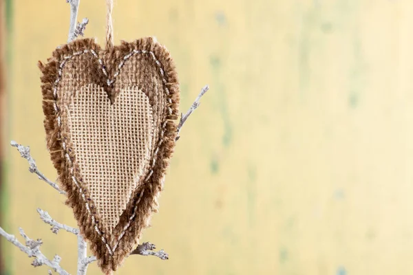 Coração feito de pano no ramo branco . — Fotografia de Stock