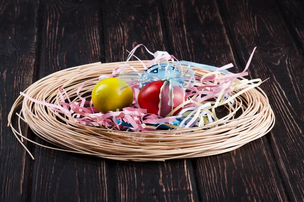 Easter eggs on wood desk. — Stock Photo, Image