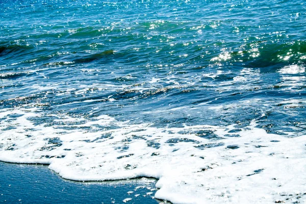 Mar azul de cerca . — Foto de Stock