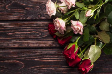 Ahşap masa kartı ile taze gül