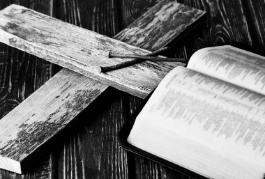 Ahşap masa üzerine dikenli taç. 