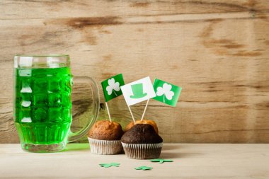 Happy St Patrick's günü yeşil içecek