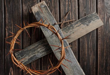 Ahşap masa üzerine dikenli taç. 