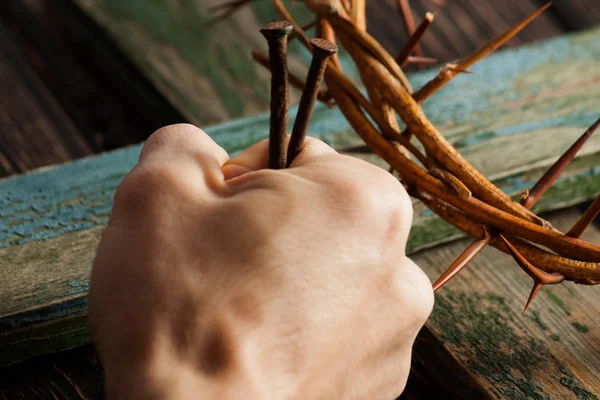 Corona de espinas sobre escritorio de madera . — Foto de Stock