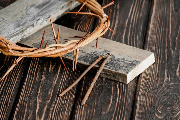 Ahşap masa üzerine dikenli taç. 