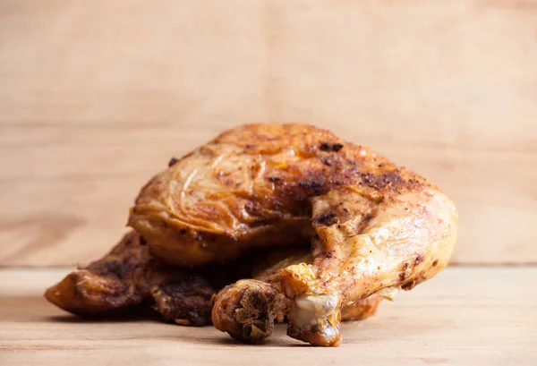 Sült csirke egy tányéron — Stock Fotó