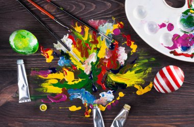 Çok renkli boyalar ve fırçalar kurullarında