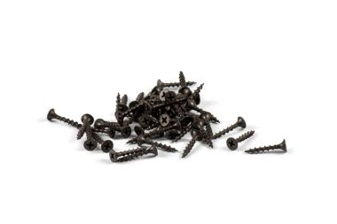 Kendini beyaz izole vida dokunarak