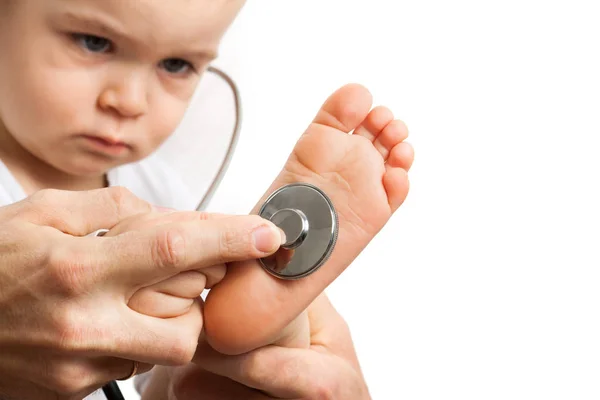 聴診器と子供の医者 — ストック写真