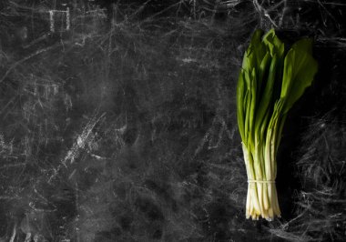 Beyaz bir arka plan üzerinde izole ramsons. 