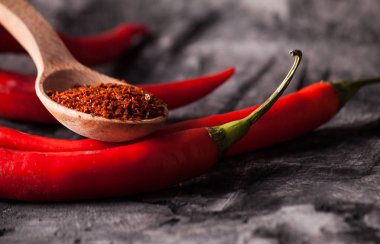 Ahşap masa üzerinde kırmızı taze biber. 