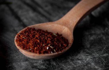 Ahşap masa üzerinde kırmızı taze biber. 