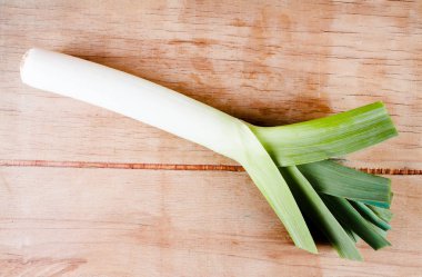 İzole olgun taze pırasa 