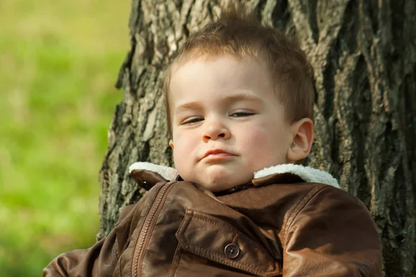 Niño en una chaqueta de cuero al aire libre — Foto de Stock