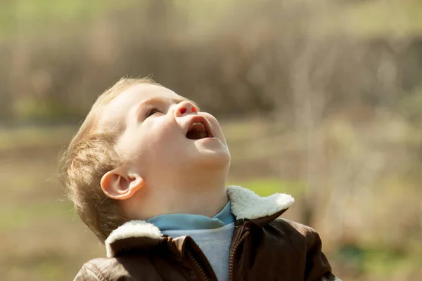 Niño en una chaqueta de cuero al aire libre — Foto de Stock