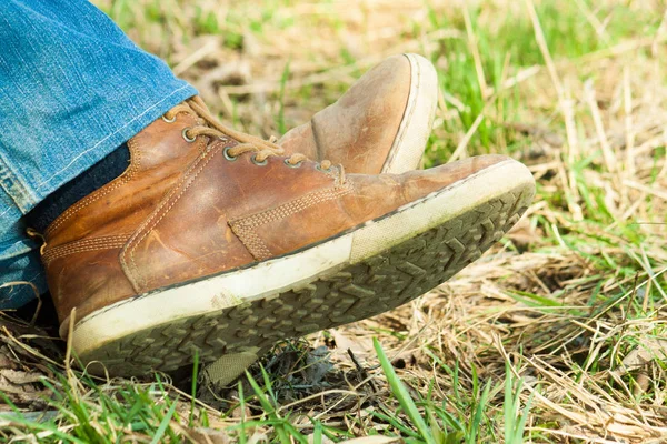 Zapatillas de deporte marrón en la naturaleza — Foto de Stock
