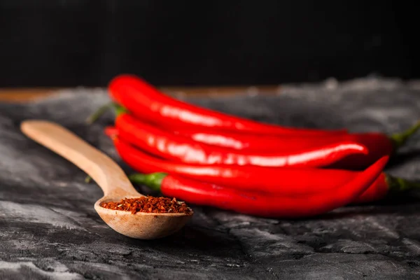 Rode verse chili op houten bureau. — Stockfoto