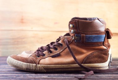 Eski kahverengi spor ayakkabı 