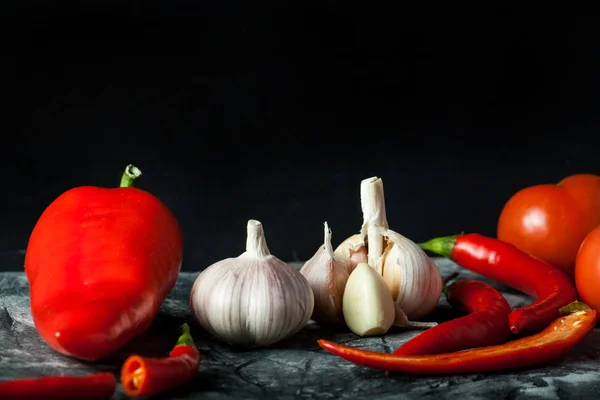 Ajo y chile sobre fondo rayado . — Foto de Stock