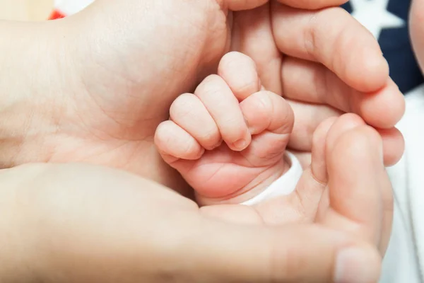 Poignée d'un enfant dans la main de la mère . — Photo