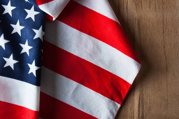 Bandera americana de cerca en escritorio de madera —  Fotos de Stock