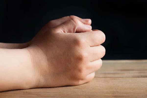 Mãos dobradas para a oração — Fotografia de Stock