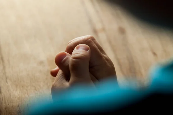 Mãos de criança dobradas para oração — Fotografia de Stock