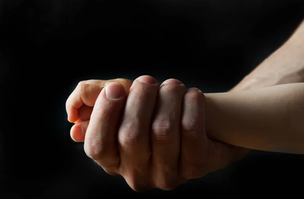 La main de l'enfant dans la main du père — Photo