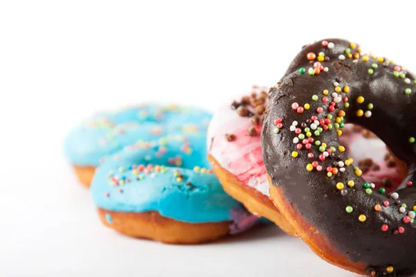 Frische Donuts isoliert auf weißem Hintergrund — Stockfoto