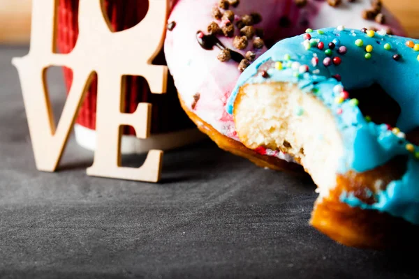 Frische Donuts hautnah auf dem Holztisch — Stockfoto