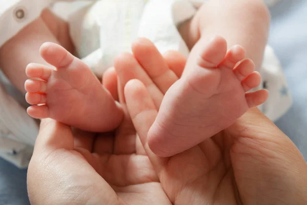 Infant benet i överordnade hand — Stockfoto