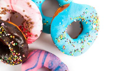 Beyaz arka planda izole edilmiş taze çörekler