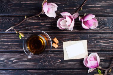 Çiçek Manolya ve siyah çay