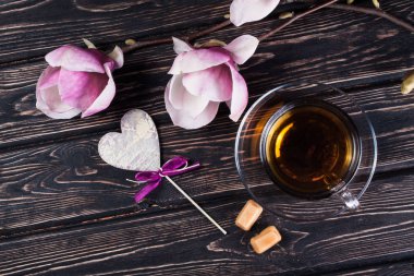 Çiçek Manolya ve siyah çay