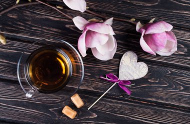 Çiçek Manolya ve siyah çay