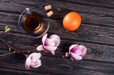 Çiçek Manolya ve siyah çay