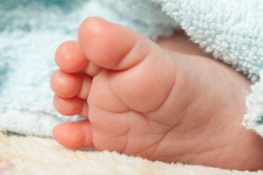 Bebeğin bacak battaniye altında olduğunu. 