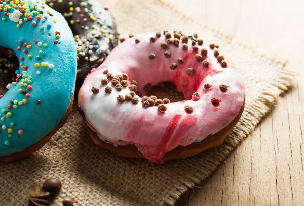 Frische Donuts hautnah auf dem Holztisch — Stockfoto