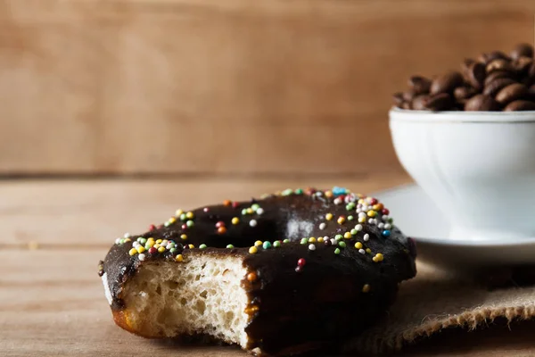 Frische Donuts hautnah auf dem Holztisch — Stockfoto