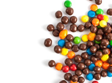 Beyaz bir arka plan üzerinde renkli şeker.