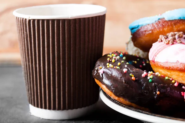 Frische Donuts hautnah auf dem Holztisch — Stockfoto