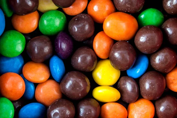 Разноцветные конфеты на белом фоне . — стоковое фото