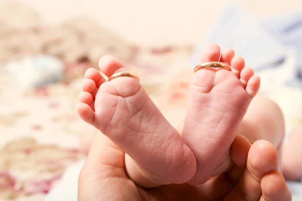 Ноги младенца с обручальными кольцами . — стоковое фото