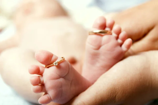 Ноги младенца с обручальными кольцами . — стоковое фото