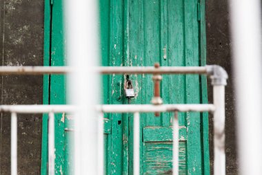 Bir kilit ile eski kapılar kapalı