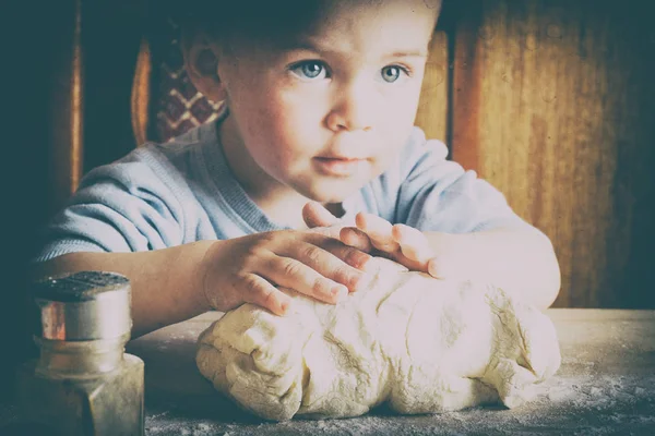 Dziecko w kuchni wyrabia ciasto — Zdjęcie stockowe