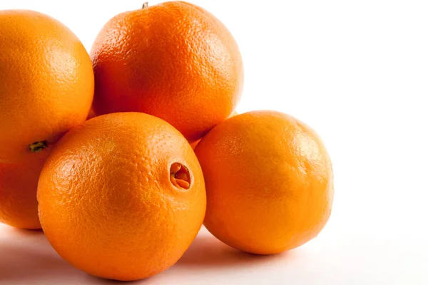 Färska mogna orange isolerade — Stockfoto