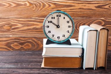 Eski saat ve eski kitaplar yığını